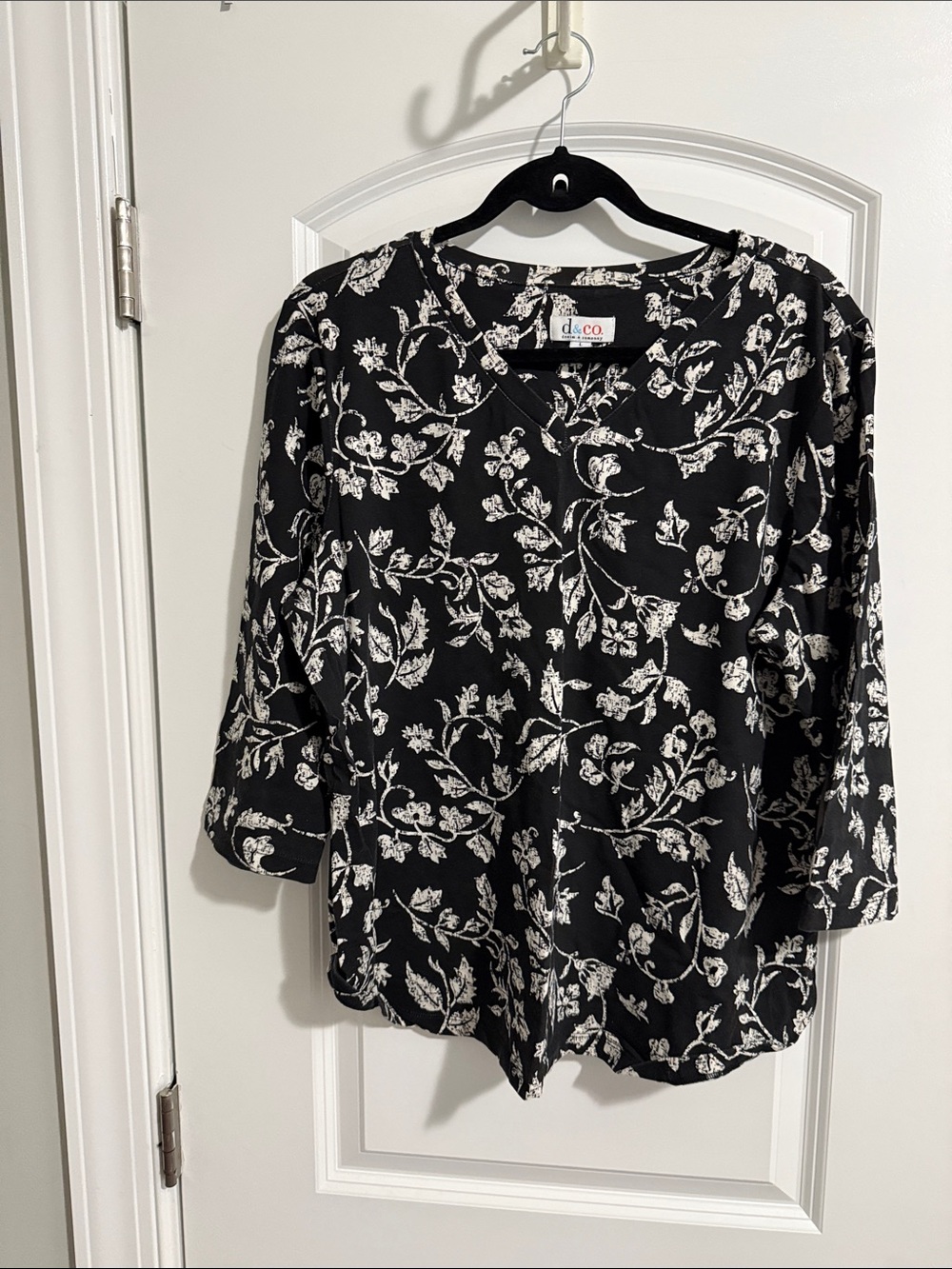 d&co Black and White Floral V-Neck Long Sleeve Top